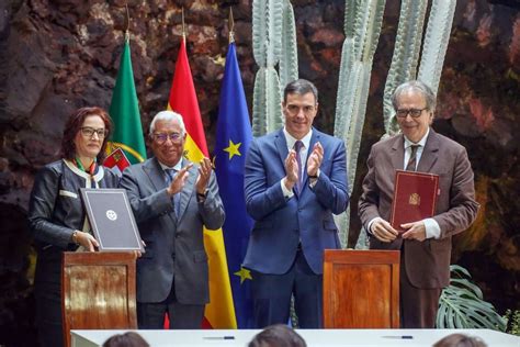 Spain and Portugal strengthen Iberian axis .